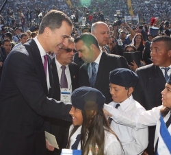 El Príncipe de Asturias saluda a unos niños a su llegada al Estadio Nacional